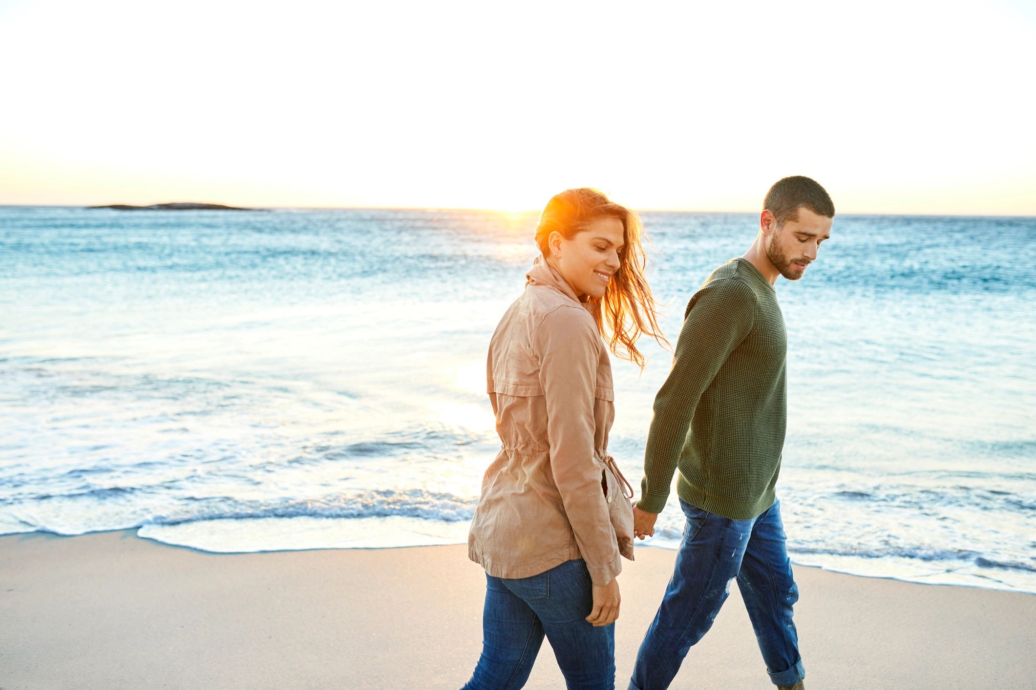 Paar am Strand als Sinnbild für persönliche private Ausflüge