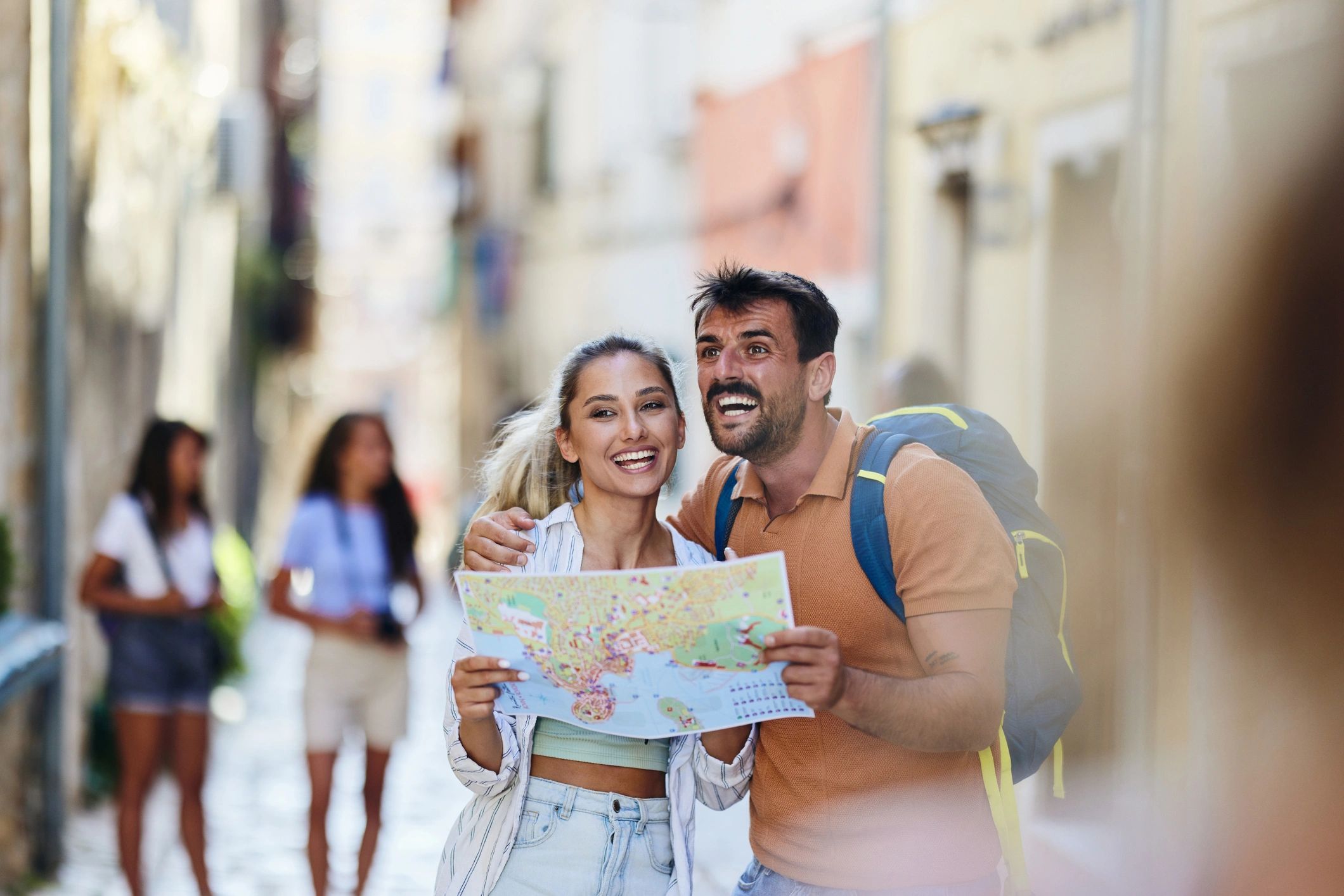 Reisendes Paar plant gemeinsam einen individuellen Ausflug