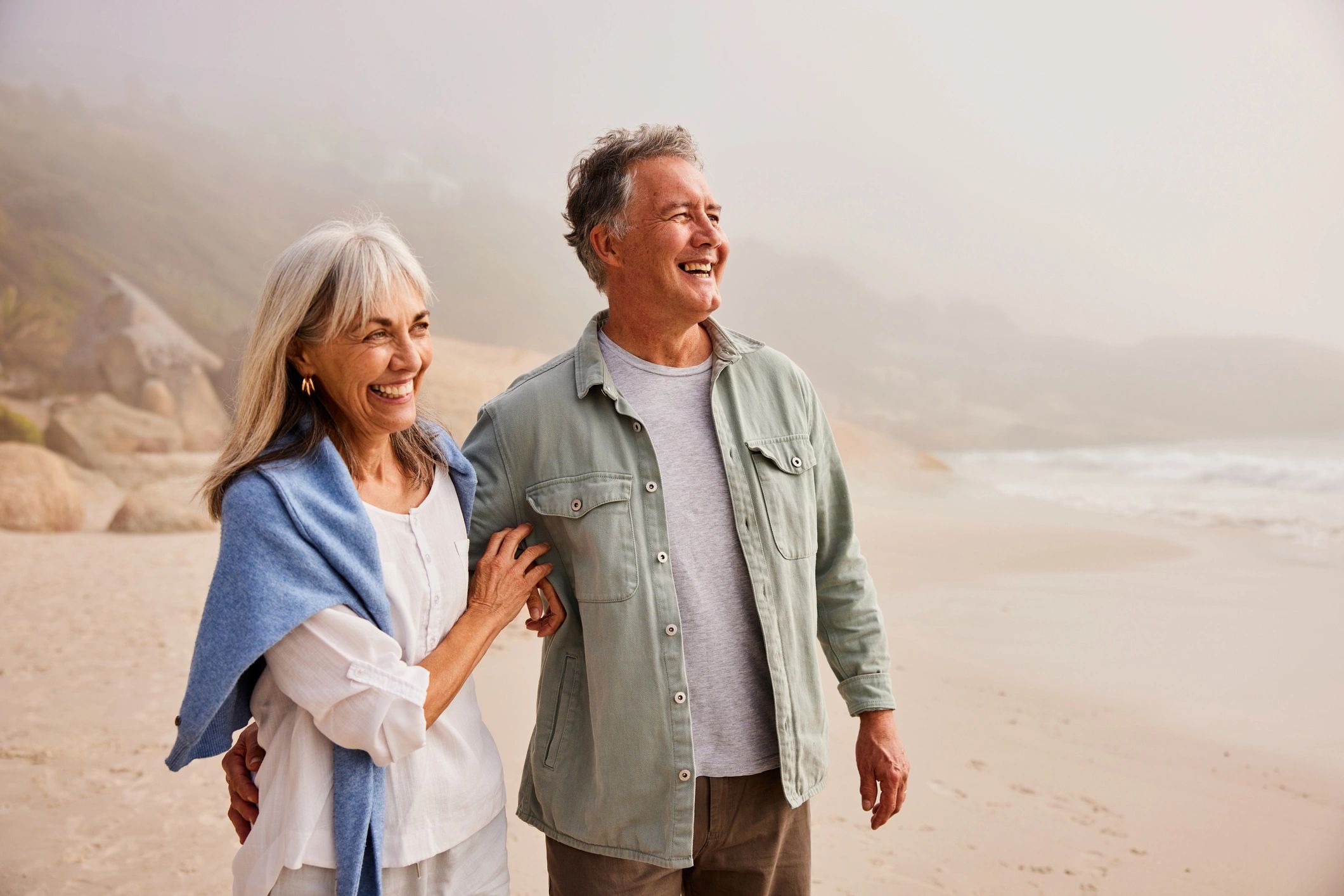 Reisepaar am Strand als Symbolbild für zufriedene Kreuzfahrtgäste