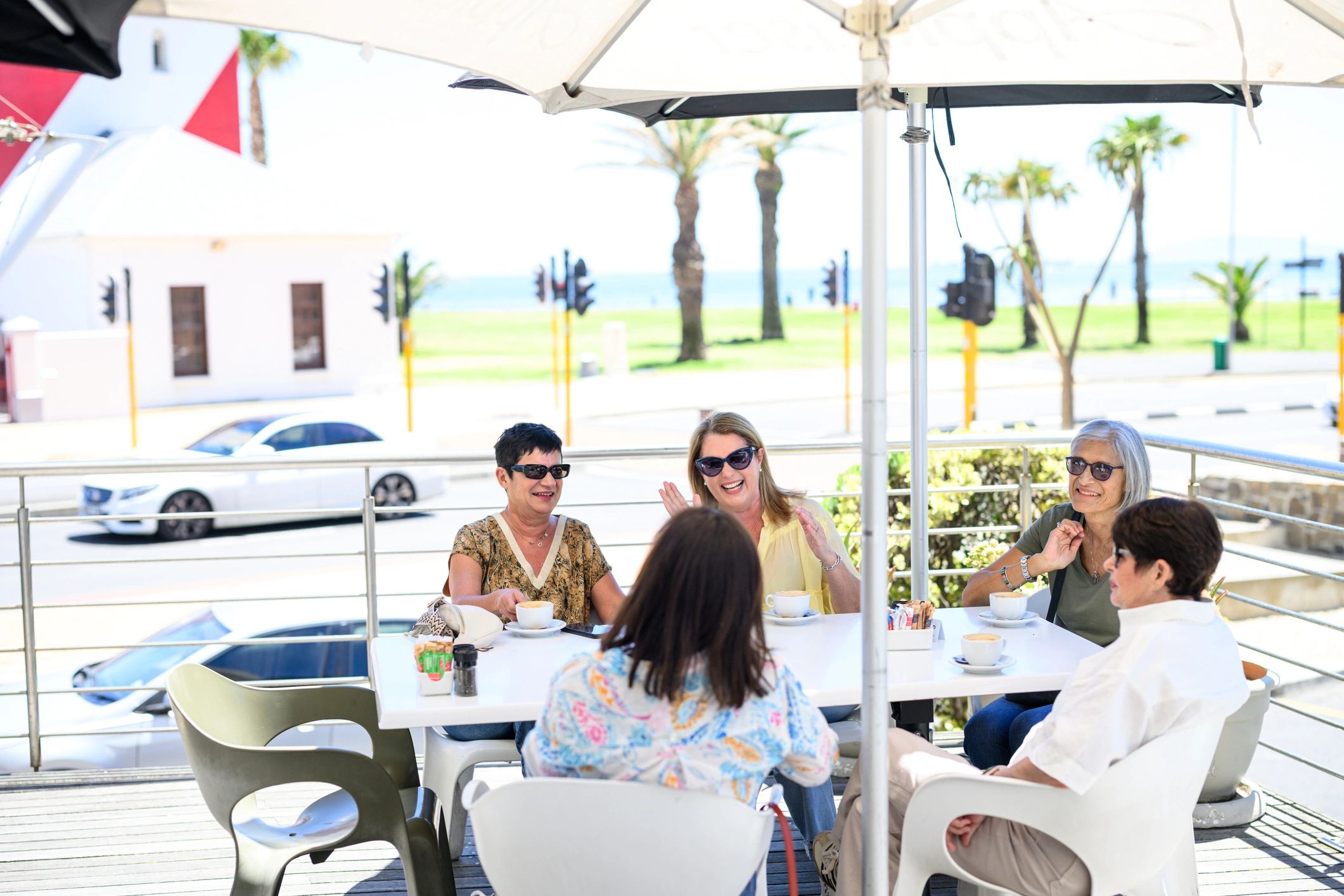 Zufriedene Reisende in entspannter Urlaubssituation