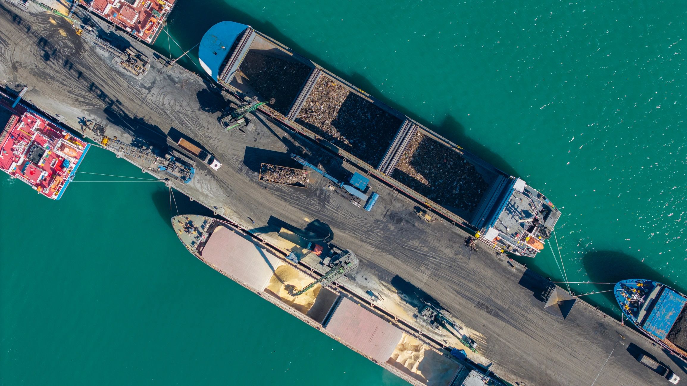 Schiffe im Hafen als Bezug zu Kreuzfahrtausflügen ab Richards Bay